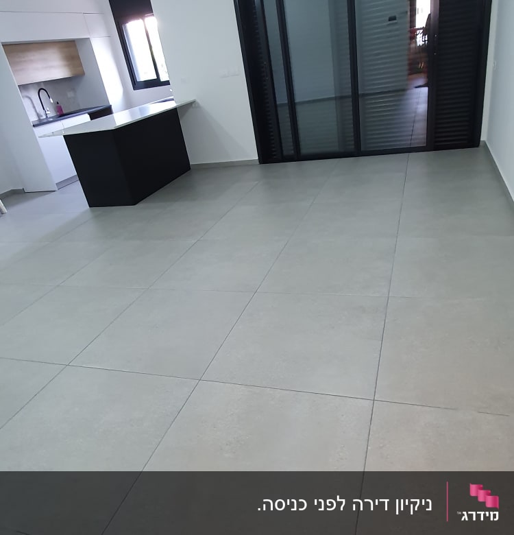 רצפה נקייה עם אריחים גדולים בחדר ריק